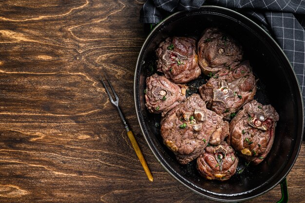 Ragoût de viande de cou d'agneau dans une casserole avec des herbes.