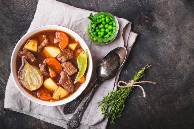 Ragoût de viande avec soupe maison de boeuf