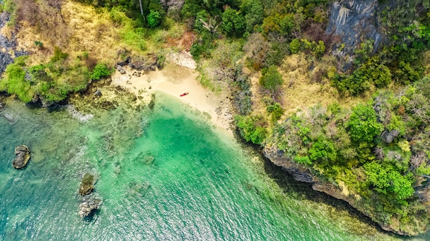 Railay beach en Thaïlande, province de Krabi, vue aérienne des plages tropicales de Railay et de Pranang et du littoral de la mer d'Andaman d'en haut