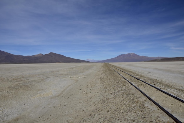 Rails de chemin de fer sur le territoire du Salar de Uyuni Bolivie