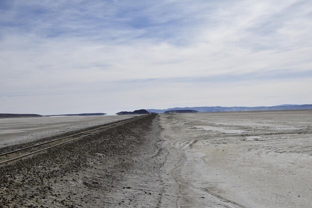 Rails de chemin de fer sur le territoire du Salar de Uyuni Bolivie