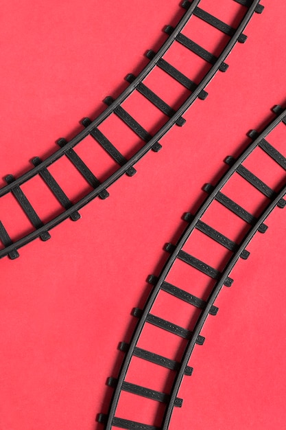 Rails de jouets sur rouge