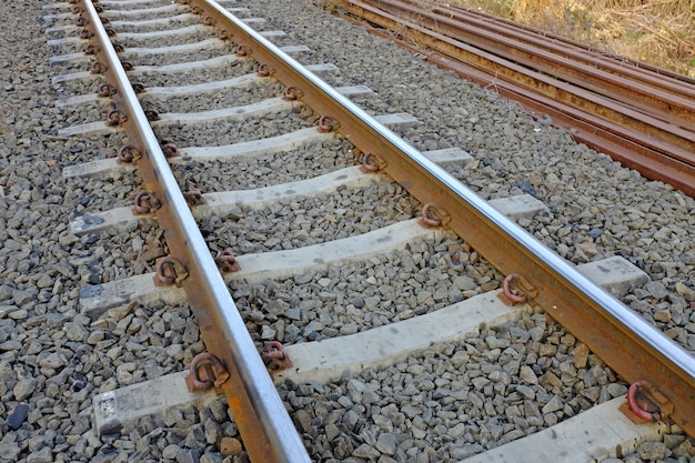 Rails de support en acier avec traverses en béton parsemées de gravier