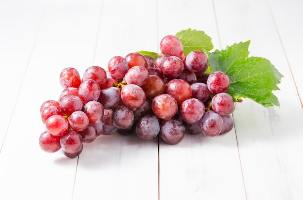 raisin frais sur fond de bois blanc