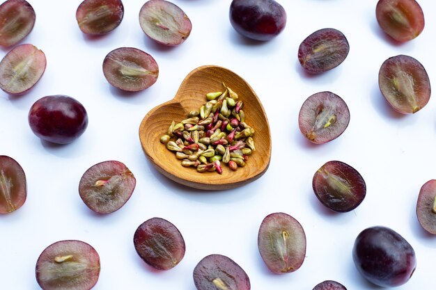 Raisin frais avec des graines sur une surface blanche