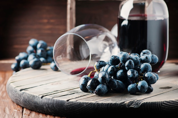 Photo raisin frais et vin rouge sur la table vintage