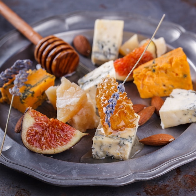 Raisin, fromage, figues et miel .Assiette de fromages