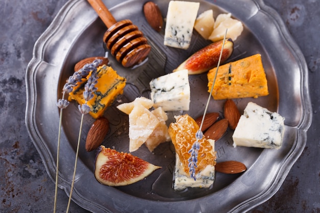 Raisin, fromage, figues et miel .Assiette de fromages