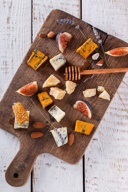 Raisin, fromage, figues et miel .Plateau de fromages