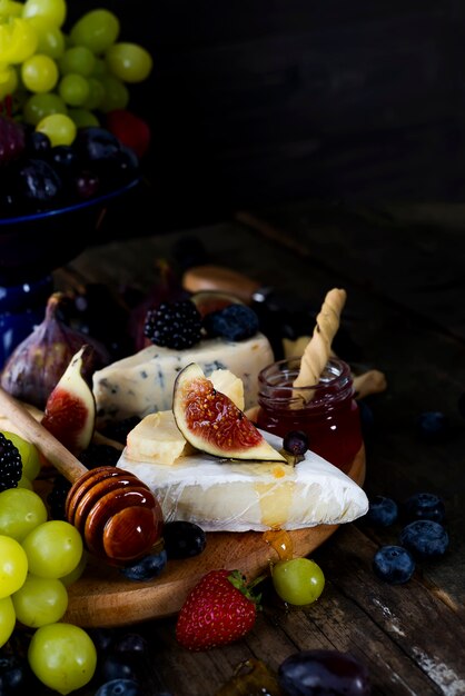 Raisin, fromage, figues et miel