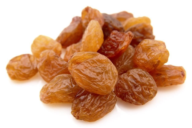 Raisin isolé sur fond blanc