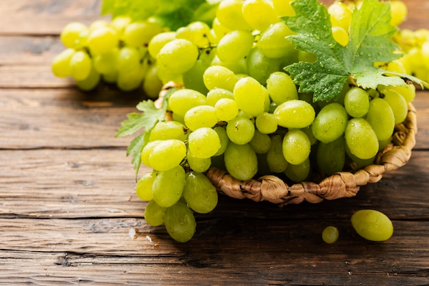 Raisin jaune doux avec des feuilles