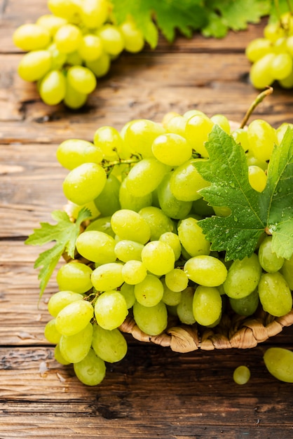 Raisin jaune doux avec des feuilles