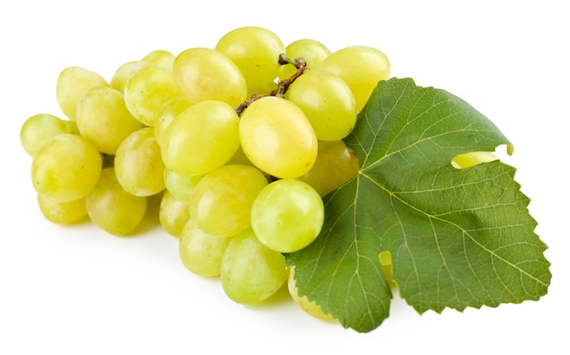 Raisin juteux avec feuille isolé sur blanc