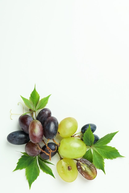 Raisin mûr avec des feuilles sur fond blanc