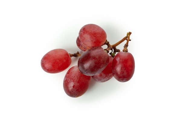 Raisin mûr rouge isolé sur fond blanc