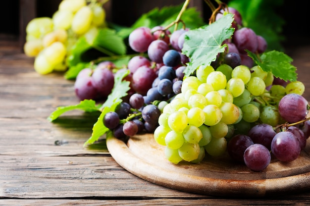 Raisin noir et jaune sur la table en bois