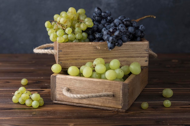 raisin noir et vert juteux frais sur la table