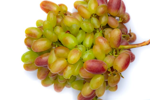 raisin rose ou vert isolé sur fond blanc