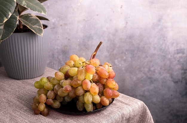 Raisin rouge doux sur la table en bois. Mise au point sélective