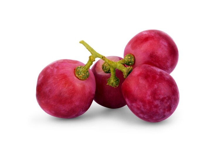 Photo raisin rouge avec feuille isolé sur fond blanc