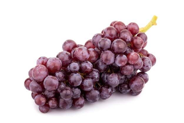 Raisin rouge frais sur fond blanc