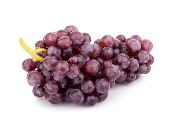 Raisin rouge frais sur fond blanc