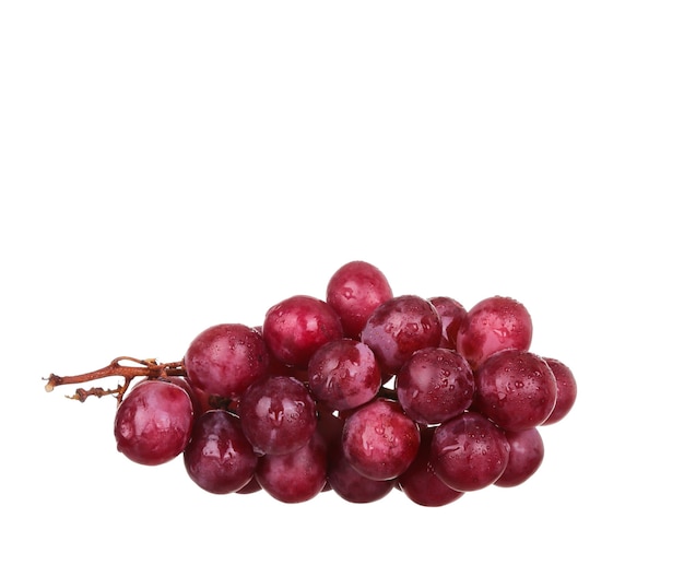 Raisin rouge isolé sur blanc