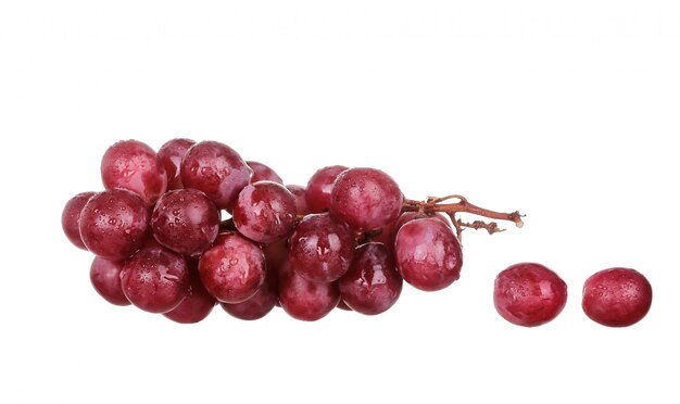 Raisin rouge isolé sur blanc