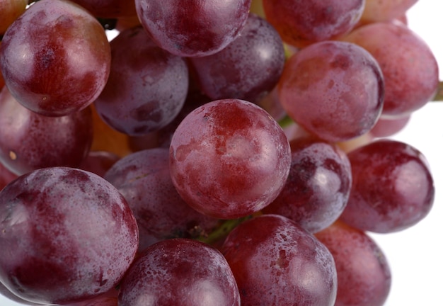 Raisin rouge isolé sur blanc