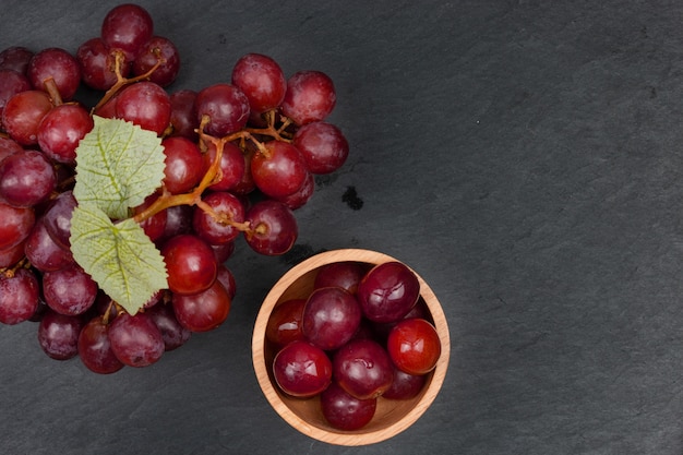 Raisin rouge mûr sur le fond sombre