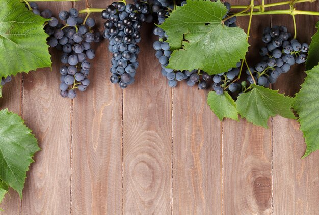 Raisin rouge sur table en bois