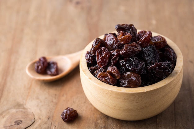 raisin sur table en bois