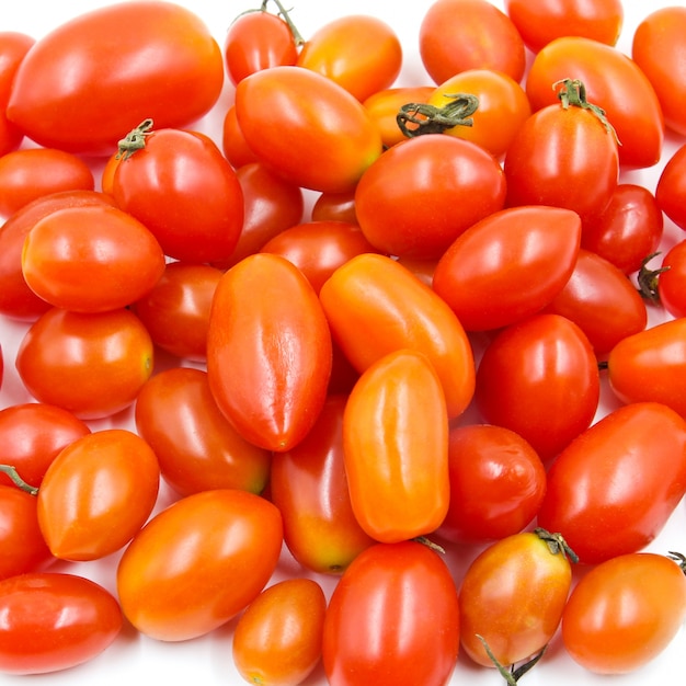 Raisin ou tomates cerises isolés sur fond blanc.