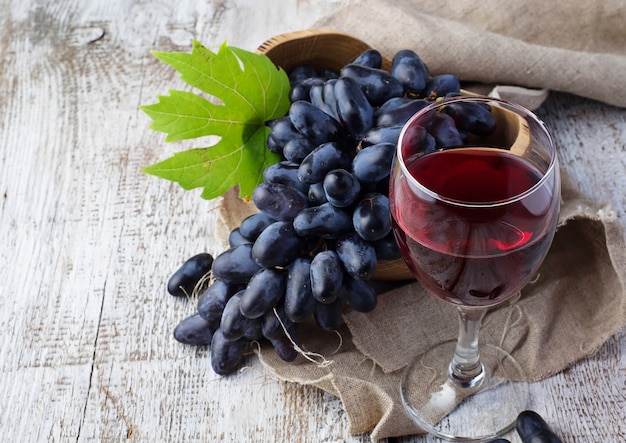 Raisin et verre de vin rouge