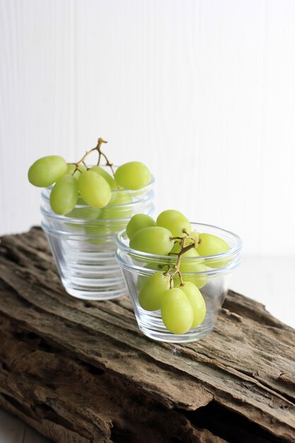 Raisin vert sur mini bol en verre