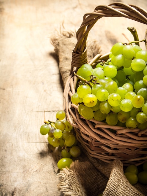 Raisins blancs dans un panier.