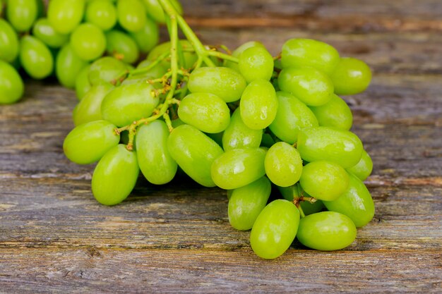 Raisins blancs sur une planche de bois