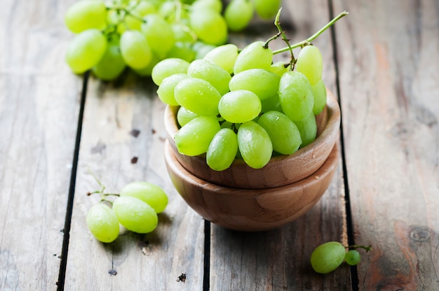 Raisins blancs sur la table en bois