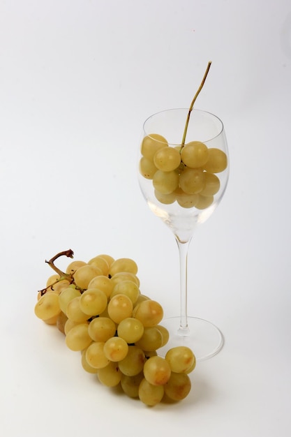 Raisins blancs sur verre Verres à vin, fond blanc