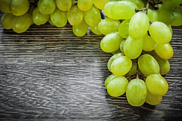 Raisins blancs sur la vue de dessus de planche de bois