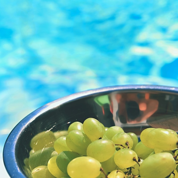 Raisins dans un bol avec un fond d&#39;eau bleue