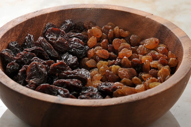 Raisins dans un plat en bois