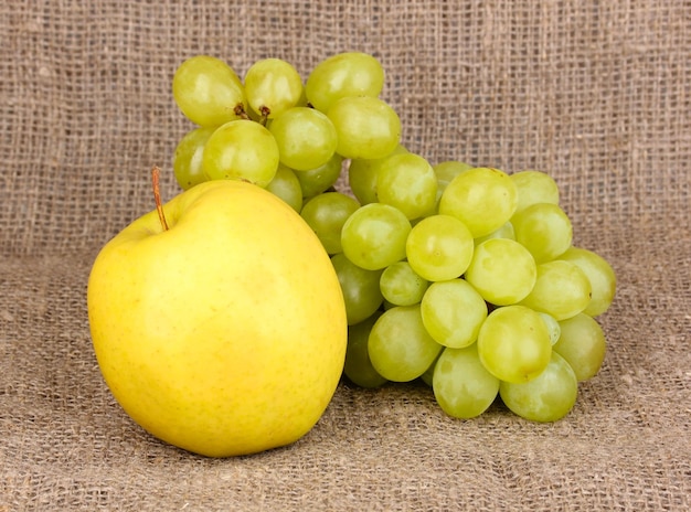 Raisins doux mûrs et pomme sur un sac