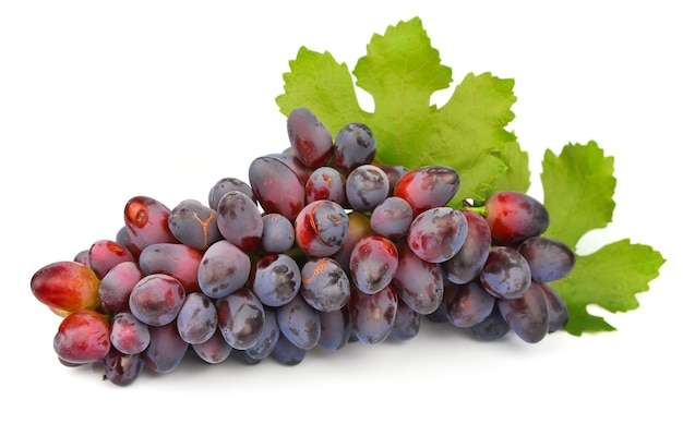 Raisins avec feuilles isolés sur blanc