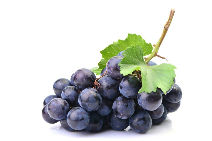 Raisins sur fond blanc