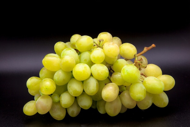 Raisins sur fond noir