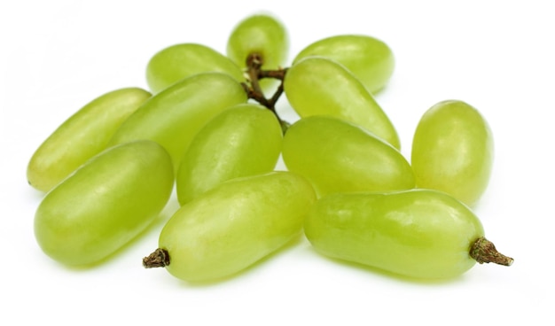 Raisins frais isolés sur fond blanc