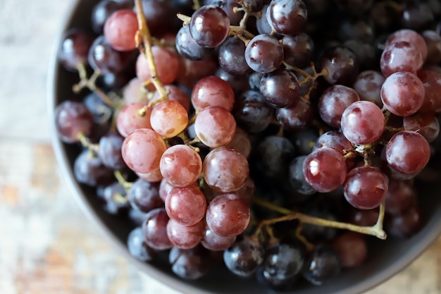 Raisins frais mûrs dans un bol