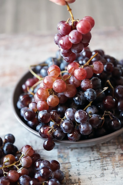 Photo raisins frais mûrs dans un bol